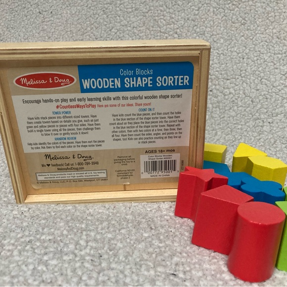 Melissa and Doug color block wooden shape sorter - Picture 2 of 8